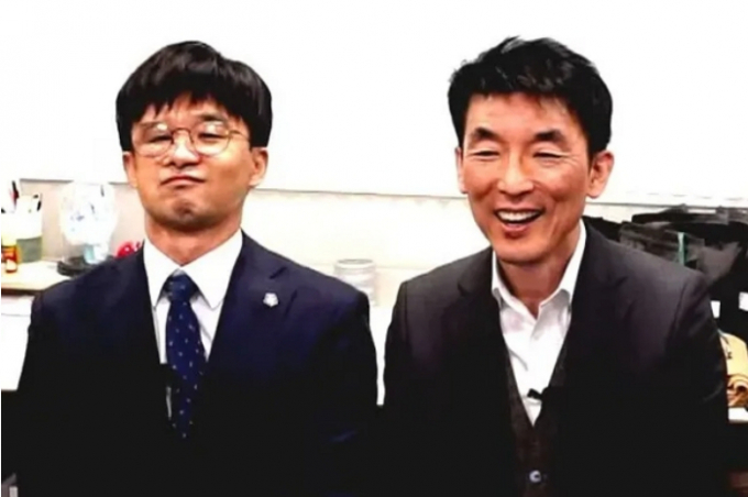 더불어민주당 3대 특검 종합대응특위가 22일 김용현 전 국방부 장관 변호인단의 법정 소란 및 감치 명령 불복에 단호한 처벌이 필요하다고 주장했다. 사진은 지난 19일 유튜브 방송 중인 이하상 변호사(오른쪽). /사진=유튜브 채널 '진격의 변호사들' 캡처 