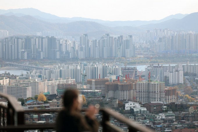 새 정부 출범 이후 강남 인접 지역을 중심으로 집값이 빠르게 오르며 '풍선효과'가 본격화하고 있다. 사진은 남산에서 바라본 서울시내 아파트 및 주택 단지./사진=뉴스1