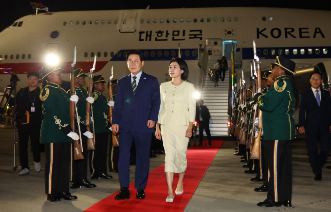 이재명 대통령이 주요20개국(G20) 정상회의 공식 일정을 시작했다. 사진은 이 대통령 내외가 지난 21일(현지시각) 남아프리카공화국에 도착하는 모습. /사진=뉴시스