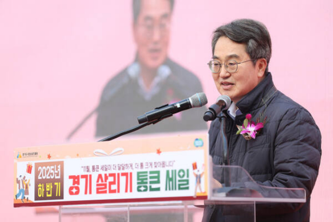 22일 의정부 행복로에서 열린 ‘2025년 하반기 경기 살리기 통큰세일’ 개막식에 참석한 김동연 지사가 인사말을 하고 있다. / 사진제공=경기도 
