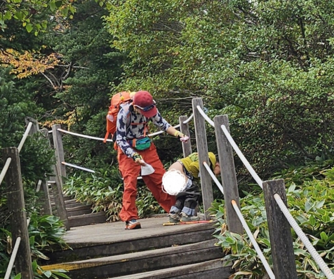 제주 한라산에서 중국인으로 추정되는 여성이 등산로에서 아이에게 대변을 보게 하는 모습이 포착돼 논란이 일고 있다. /사진= 한라산국립공원 홈페이지 캡처