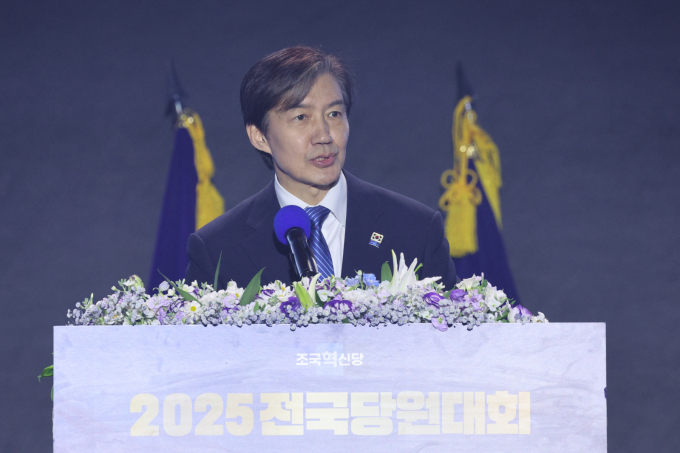 조국 신임 조국혁신당 당대표가 23일 충북 청주시 오스코에서 열린 조국혁신당 전국당원대회에서 당대표 수락 연설을 하고 있다.  /사진=뉴스1