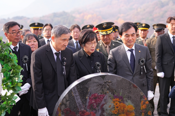 (서울=뉴스1) = 안규백 국방부 장관과 주일석 해병대사령관을 비롯한 유가족들이 23일 대전 현충원에서 열린 제15주년 연평도포격전 전투영웅 추모 및 전승기념행사에서 전사자 묘역을 참배하고 있다. (해병대사령부 제공. 재판매 및 DB금지)  2025.11.23/뉴스1  Copyright © 뉴스1. All rights reserved. 무단 전재 및 재배포,  AI학습 이용 금지. /사진=(서울=뉴스1)