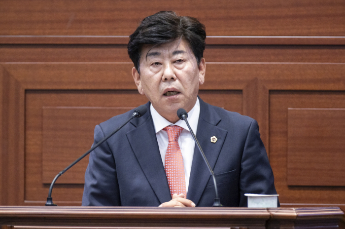 정한석 경북도의원이 21일 열린 제359회 정례회 제2차 본회의에서 도정질의를 하고 있다./사진제공=경북도의회