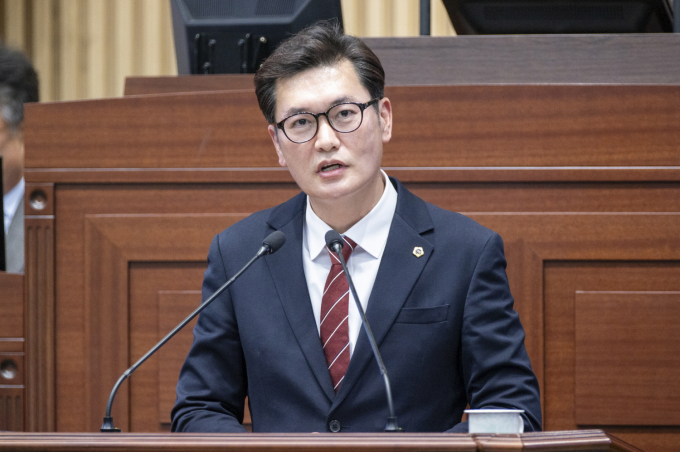 김창혁 경북도의원이 21일 열린 제359회 정례회 제2차 본회의에서 도정질의를 하고 있다./사진제공=경북도의회