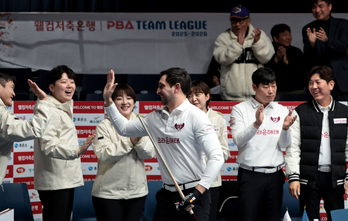크라운해태가 PBA팀리그 4라운드 우승을 목전에 두고 있다. 사진은 크라운해태 선수단과 기쁨을 나누는 다비드 마르티네스의 모습. /사진=프로당구협회(PBA) 제공