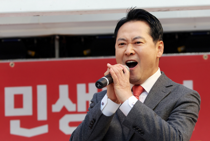 장동혁 국민의힘 대표를 포함한 지도부가 당 원외 당협위원장들을 만난다. 사진은 지난 22일 장 대표가 부산 중구 광복로에서 열린 '민생회복 법치수호 부산 국민대회'에 참석해 발언하는  모습. /사진=뉴시스