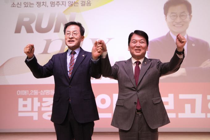 왼쪽부터 박종각 의원과 안철수 국회의원./사진=박종각 의원