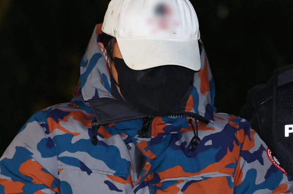 압수수색을 받던 중 도주했던 도이치모터스 주가조작 사건과 관련해 제3의 주포로 지목된 이씨가 구속 후 첫 조사를 받는다. 사진은 지난 20일 이씨가 서울 종로구 김건희 특검팀(특별검사 민중기)사무실로 압송되고 있는 모습. /사진=뉴시스