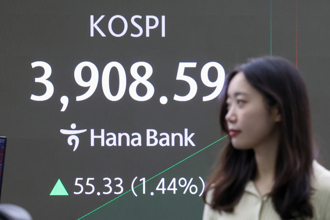 24일 오전 서울 중구 하나은행 본점 딜링룸 전광판에 코스피 지수 개장 후 시황이 나오고 있다./사진=뉴스1