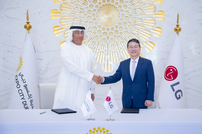 지난 19일 UAE 두바이에서 엑스포시티 두바이 아흐메드 알 카티브(Ahmed Al Khatib) 개발 및 공급 책임자(왼쪽)와 LG전자 조주완 CEO가 '스마트시티 건설을 위한 전략적 파트너십'을 맺었다. /사진=LG전자
