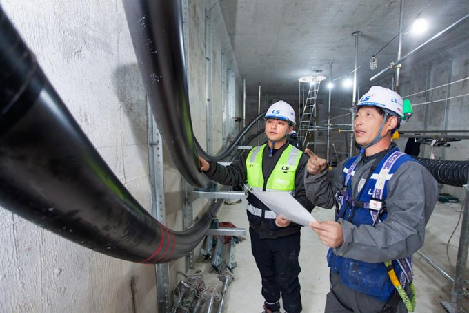 LS전선 직원이 세계 최대 송전 용량인 500kV급 HVDC 케이블이 투입되는 ‘동해안-신가평’ 시공 현장을 점검하고 있다. /사진=LS전선