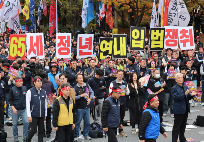 2013년 정치권이 60세 정년 법제화(고령자고용촉진법 개정)를 추진할 당시 첨예하게 맞선 것은 임금 삭감 없는 정년 연장을 요구하는 노동계와 임금체계 개편이 정년 연장의 전제가 돼야 한다고 주장한 경영계였다. 사진은 지난 8일 오후 서울 영등포구 여의대로에서 열린 2025 한국노총 전국노동자대회에서 참가자들이 피켓을 들고 있는 모습. /사진=뉴시스