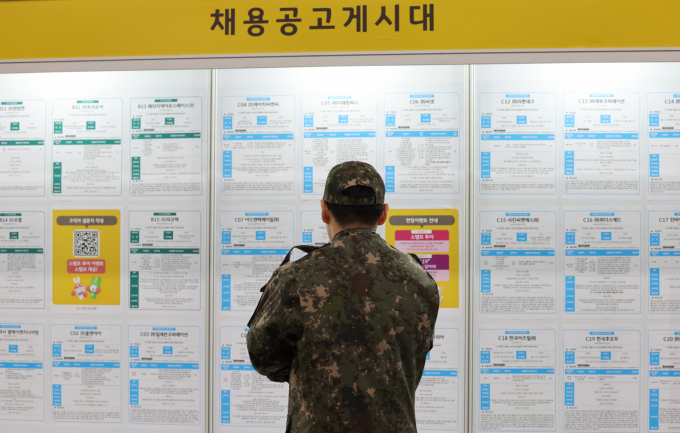 세대 간 긴장이 누적된 상황에서 정년 연장 논의에 다시 불이 붙었다. 사진은 19일 대전컨벤션센터에서 고용노동부와 KB국민은행, 대전시가 공동 주최로 열린 '고용노동부와 함께하는 청년의 내일(My Job), 2025 KB굿잡 대전 일자리 페스티벌'에서 군장병이 채용정보를 살피고 있는 모습. /사진=뉴스1