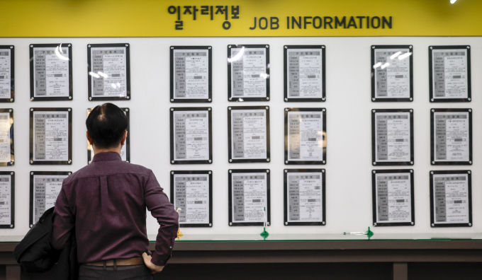 정년이 머지않은 50대 후반이라면 정년 연장 '찬성'에 마음이 기울 수밖에 없을 것이다. 사진은 지난 10월12일 서울 마포구 서부고용복지플러스센터를 찾은 시민이 구인공고를 보고 있는 모습. /사진=뉴시스