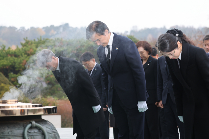 조국 조국혁신당 대표가 장동혁 국민의힘 대표와의 토론에 대해 "시간과 장소를 합의해 빨리 진행하겠다"고 전했다. 사진은 24일 조 대표가 서울 동작구 국립서울현충원에서 당 지도부 및 소속 의원들과 함께 현충탑에 참배하는 모습. /사진=뉴스1