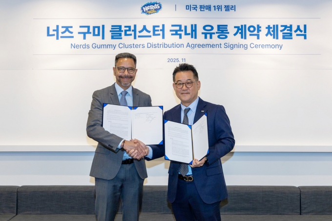 매일유업이 너즈 구미 클러스터 국내 유통 계약 체결식을 진행했다. 페라라 캔디 컴퍼니의 기욤 시몬(Guillaume Simon) 해외사업총괄(왼쪽), 매일유업 곽정우 대표이사./사진=매일유업