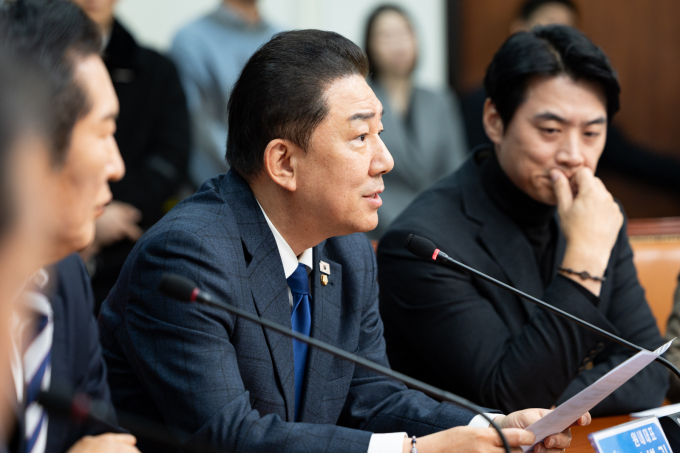 김병기 더불어민주당 대표가 당 최고위원회의에서 "내란전담재판부 설치를 포함한 사법개혁을 차질없이 추진하겠다"고 전했다. 사진은 지난 21일 김 원내대표가 서울 여의도 국회에서 열린 당 최고위원회의에서 발언하는 모습. /사진=뉴스1