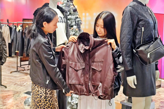 관계자가 제품을 선보이고 있다./사진=신세계센텀시티