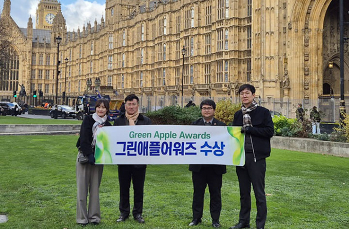 기혁 신안군 세계유산과장(왼쪽 두번째)과 직원들이 17일 (현지시간)영국 런던 웨스트민스터 의회의사당에서 열린 2025 그린애플어워즈(The Green Apple Awards)서 '신재생에너지 개발이익 공유제' 정책으로 금상을 수상한 후 기념사진을 찍고 있다./사진제공=신안군