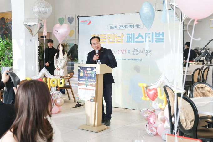 이권재 시장이 지난 22일 오산 메르오르 본점에서 열린 오산시-군포시 공동 주최 '청춘만남 페스티벌–SOLO만 오산×군포시럽' 2025년 마지막 행사에 참석해 인사말을 하고 있다. /사진제공=오산시