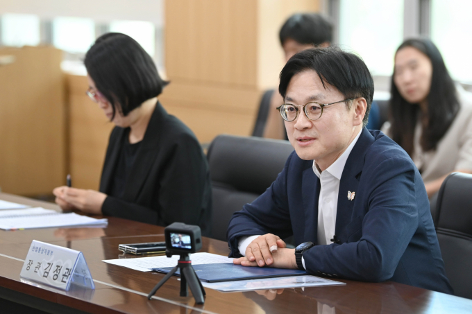 지난 9월 19일 울산 남구 석유화학산업단지에서 열린 '울산 석유화학기업 사업재편 간담회'를 주재하고 있는 김정관 산업통상자원부 장관. /사진=뉴스1