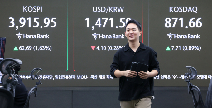  24일 오전 서울 중구 하나은행 본점 딜링룸 전광판에 코스피, 코스닥 지수와 달러·원 환율 개장 후 시황이 나오고 있다./사진=뉴스1