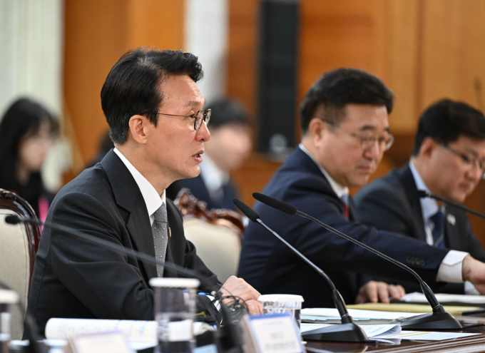 김민석 국무총리가 "AI는 우리 경제의 혁신을 촉진할 새로운 성장 엔진"이라고 밝혔다. 사진은 24일 김 총리가 서울 종로구 정부서울청사에서 열린 제1회 과학기술관계장관회의에 참석해 발언하는 모습. /사진=뉴시스(공동취재)
