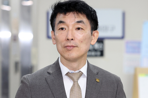 김용현 전 국방부 장관의 변호인 이하상, 권우현 변호사가 다시 감치 처분을 받을 것으로 보인다. 사진은 지난 6월25일 이 변호사가 서울 서초구 서울중앙지방법원에서 열린 김 전 장관의 구속영장 심문기일에 출석하고 있는 모습. /사진=뉴시스