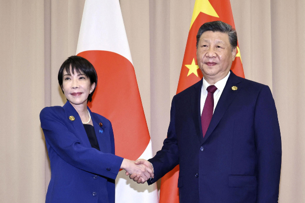 다카이치 사나에 일본 총리가 G20 정상회의에 중국어 통역을 동행시키지 않은 사실이 알려졌다. 사진은 다카이치 총리와 시진핑 중국 국가주석이 지난달 31일 경주 아시아태평양경제협력체(APEC) 정상회의를 계기로 열린 중일 정상회담에서 악수를 나누고 있는 모습. /사진=로이터