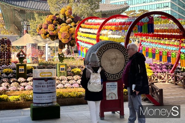 한국 관광이 단순히 보는 관광에서 벗어나 '머무는 체험'으로 변화하고 있다. 사진은 지난 21일 오후 서울 종로구 조계사에 있는 '발원의 북'을 울리는 외국인 부부의 모습. /사진=김다솜 기자