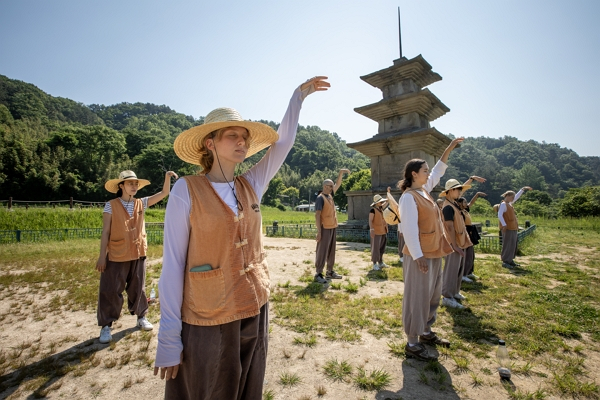 사진은 경북 경주 골굴사에서 감은사지 선무도 체험하는 외국인 관광객들의 모습. /사진 제공=한국불교문화사업단