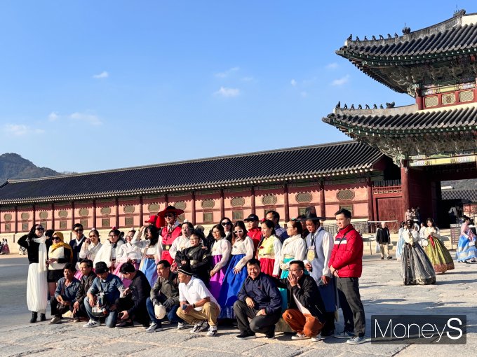 사진은 지난 23일 서울 종로구 경복궁을 찾은 외국인 단체 관광객의 모습. /사진=김다솜 기자