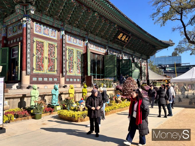 사진은 지난 21일 오후 서울 종로구 조계사를 찾은 외국인 관광객들의 모습. /사진=김다솜 기자