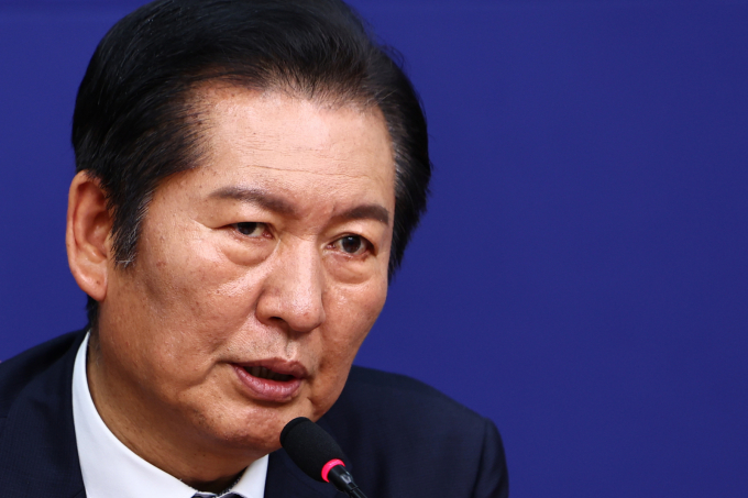 정청래 더불어민주당 대표가 24일 "9·19 남북군사합의 선제적 복원에 앞장서겠다"고 전했다.사진은 24일 정 대표가 서울 여의도 국회에서 열린 민주당 국방안보특별위원회 출범식에서 발언하는 모습. /사진=뉴시스