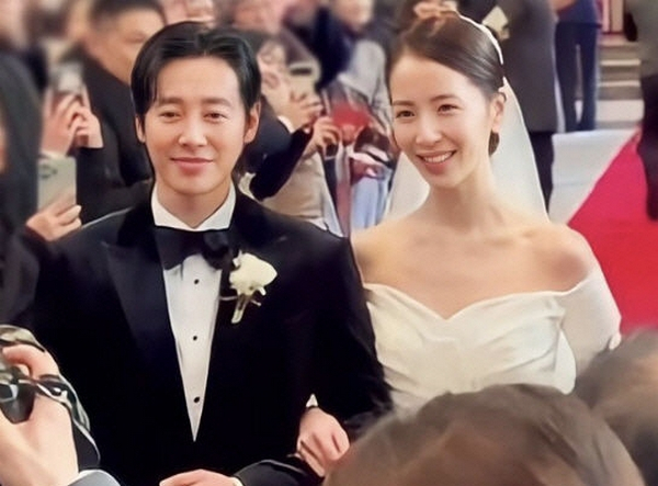 배우 김동욱이 아빠가 된다. 사진은 배우 김동욱과 부인 스텔라 김 모습. /사진=뉴시스