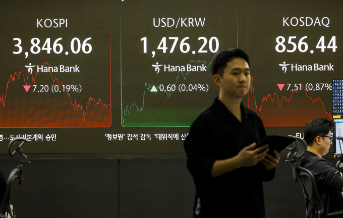 24일 서울 중구 하나은행 딜링룸에서 직원들이 업무를 보고 있다. 이날 코스피는 전 거래일(3853.26)보다 7.20포인트(0.19%) 내린 3846.06에, 코스닥 지수는 전 거래일(863.95)보다 7.51포인트(0.87%) 하락한 856.44에 거래를 마쳤다/사진=뉴시스