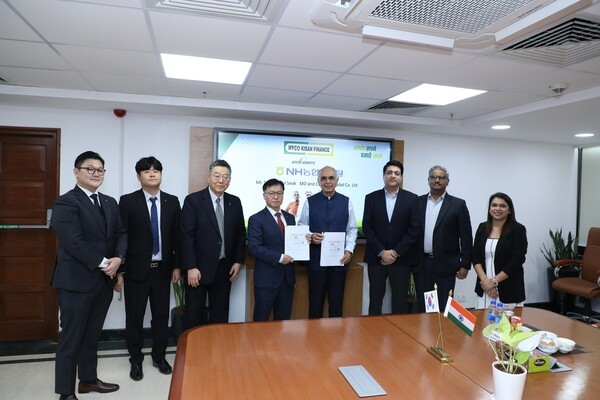 NH농협캐피탈이 인도 여신전문금융사 IFFCO Kisan Finance Limited(IKFL)에 최대 100억 원 규모의 추가 지분투자 계약을 체결했다고 24일 밝혔다. 사진은 석승열 NH농협캐피탈 상무(왼쪽 네 번째)와 Ranjan Sharma IKFL 대표이사(왼쪽 다섯 번째)가 현지 면담을 마친 뒤 기념촬영을 하고 있는 모습./사진=NH농협캐피탈 
