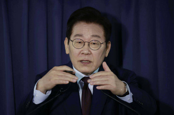 이재명 대통령이 남북 관계와 관련해 "끊임 없이 노력해 바늘구멍이라도 뚫어야 한다"며 관계개선 의지를 강조했다. 사진은 지난 23일(현지시각) 이 대통령이 튀르키예 앙카라로 향하는 공군 1호기에서 간담회를 하는 모습. /사진=뉴시스
