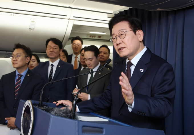 이재명 대통령이 "남북 간의 평화체제가 확고하게 구축되면 한미연합훈련을 안 하는 게 바람직하다"고 밝혔다. 사진은 지난 23일(현지시각) 이 대통령이 튀르키예 앙카라로 향하는 공군 1호기에서 열린 간담회에서 질문에 답변하는 모습. /사진=뉴시스
