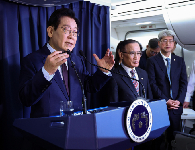 이재명 대통령이 24일 자신의 페이스북에 " 2028년 G20 정상회의 의장국을 맡게 되어 막중한 책임감을 느낀다.  철저히 준비해 나가겠다"고 게재했다. 사진은 지난 23일(현지시각) 이 대통령이 튀르키예 앙카라로 향하는 공군 1호기에서 열린 기자 간담회에서 질의에 답하는 모습. /사진=뉴시스