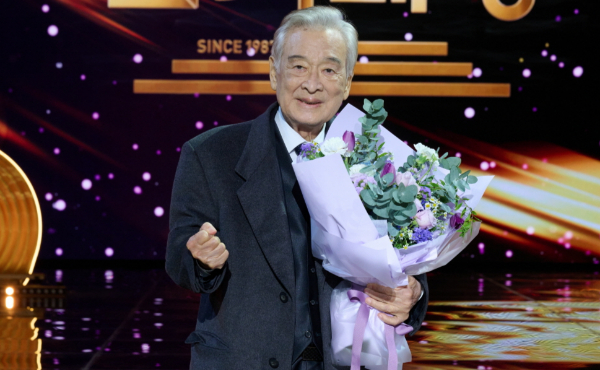 배우 이순재가 별세했다. 향년 90세. 사진은 배우 이순재가 지난해 KBS 2TV에서 방송된 '2024 KBS 연기대상'에서 대상을 받은 뒤 포즈를 취하는 모습. /사진=스타뉴스(KBS 제공)