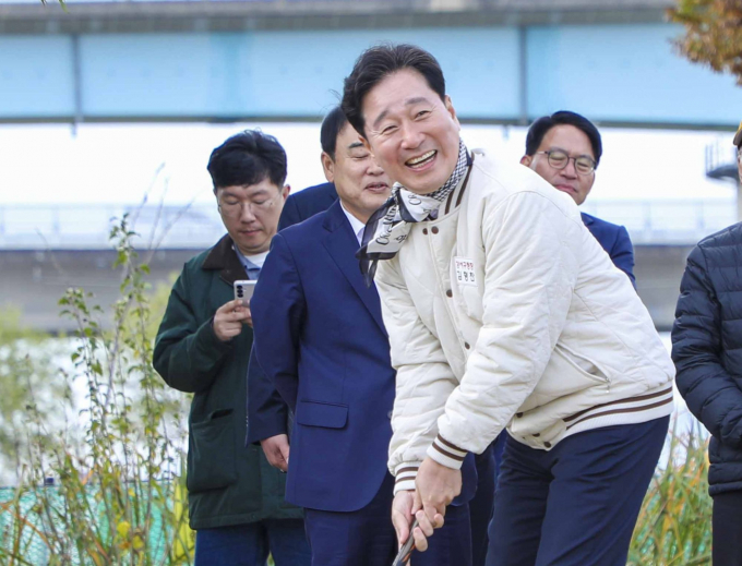 김형찬 부산강서구청장이 파크골프대회에서 시타를 하고 있다./사진=강서구