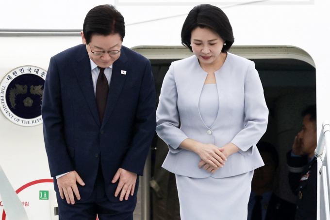 튀르키예에서 이튿날을 맞이한 이재명 대통령이 25일(이하 현지시각) 한국전 참전기념탑 헌화와 재외동포 오찬 간담회 후 귀국길에 오른다. 사진은 지난 24일(현지시각) 이 대통령과 김혜경 여사가 앙카라 에센보아 국제공항에 도착 후 인사하는 모습. /사진=뉴시스