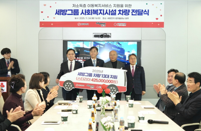 강기정 광주시장이 24일 광산구 세방전지 로켓플래닛에서 열린 ‘세방그룹 기부차량 전달식’에 참석해 인증패를 전달하고 있다./사진=광주시