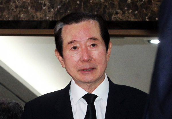 변웅전 전 아나운서가 지난 23일 밤 향년 85세 일기로 세상을 떠났다. 사진은 2018년 김종필 전 국무총리의 빈소에서 조문을 마치고 나오는 변 전 아나운서 모습. /사진=뉴스1