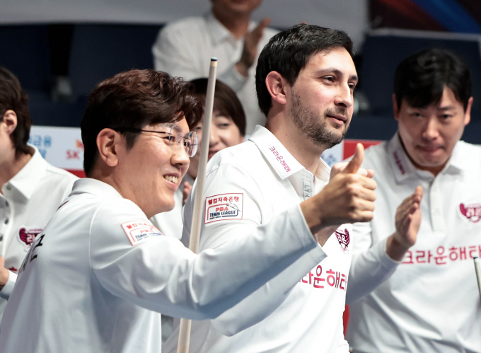 크라운해태가 김재근과 마르티네스의 활약 속에 PBA팀리그 4라운드 우승을 차지했다. 사진은 크라운해태에서 활약 중인 김재근과 다비드 마르티네스(오른쪽). /사진=프로당구협회(PBA) 제공