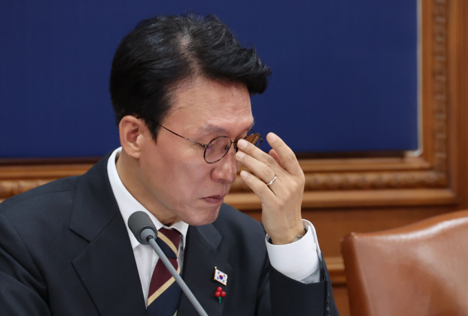 김민석 국무총리가 25일 국무회의에서 "내란 심판과 정리에는 어떤 타협, 지연도 있어선 안 된다"고 전했다. 사진은 25일 김 총리가 서울 종로구 정부서울청사에서 열린 제51회 국무회의에서 부처 업무보고를 듣는 모습. /사진=뉴시스