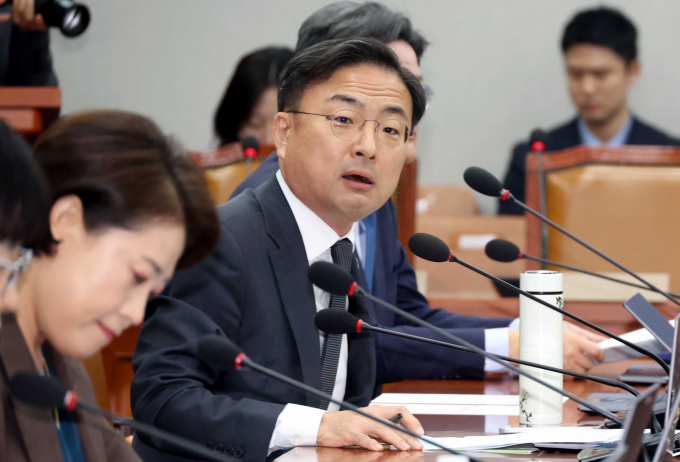 신장식 조국혁신당 의원이 지난 24일 MBC라디오 '권순표의 뉴스 하이킥'에서 조국 대표와 장동혁 국민의힘 대표의 공개토론을 위한 당 대 당 접촉 채널 가동 준비를 마쳤다고 전했다. 사진은 지난달 29일 신 의원이 서울 여의도 국회에서 열린 운영위원회 전체회의에서 발언하는 모습. /사진=뉴시스