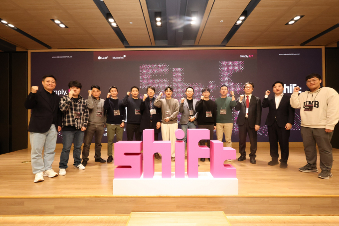 LG유플러스가 기술 경쟁력을 갖춘 국내 AI 스타트업의 성장과 글로벌 진출을 지원한다. 홍범식 대표(왼쪽)이 쉬프트 2기에 선발된 스타트업 대표와 기념사진을 촬영하는 모습.